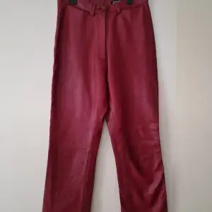 Vintage röda byxor. Inga defekter. Äkta läder. Storlek 36, men passar som 34.  