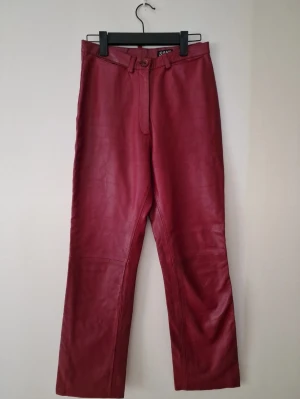 Äkta läder skinnbyxor - Vintage röda byxor. Inga defekter. Äkta läder. Storlek 36, men passar som 34.  
