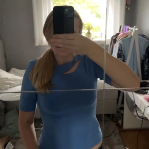 Jättefin t-shirt med slit - Säljer den här superfina t-shirten med en slit ifrån Kappahl💕 Verkligen superfin men håller tyvärr på att bli förliten. I strl M och nypris 279 kr💗 Säljer för 90 + köpare står för frakt ❣️