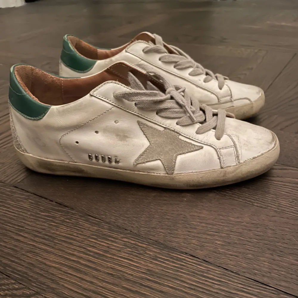 Jätte snygga golden goose skor, använda 2 ggr. Storlek 38🥰🥰 Vita med gröna detaljer där bak. . Skor.