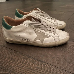 Golden goose skor  - Jätte snygga golden goose skor, använda 2 ggr. Storlek 38🥰🥰 Vita med gröna detaljer där bak. 