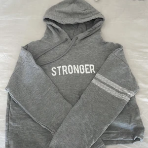 Stronger hoodie - Hoodie från stronger i fint skick 