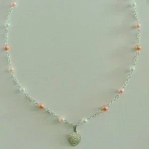 Halsband  - Med tålamod har jag lyckats skapa detta fina halsband.  Skickar mot porto.