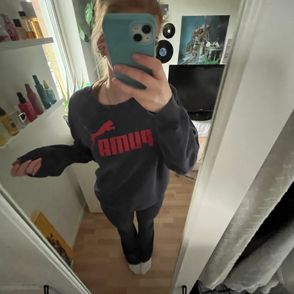 Säljer denna puma sweatshirt, lite sliten och har ett hål på vänstra armen, bild 2! . Tröjor & Koftor.