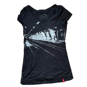 graphic tee  - skitsnygg urringad graphic tee med coolt motiv storlek L, men smal passform så passar S-M