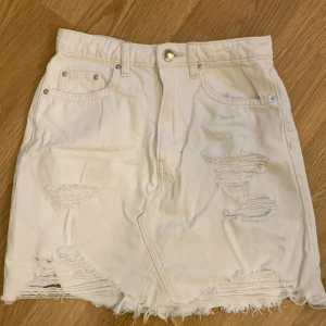 Jeans Kjol med Hål - Använt 2 gånger pga för liten