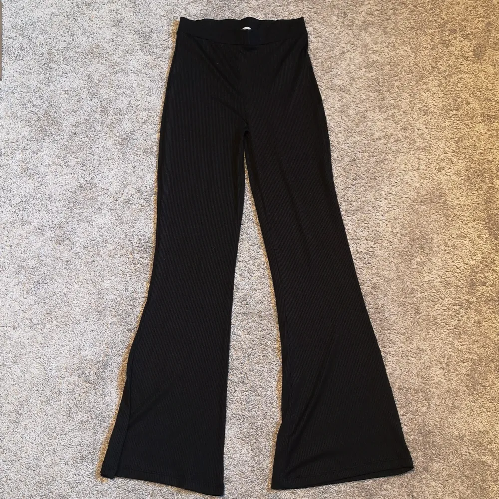 Ett par supersnygga ribbade svarta byxor i bootcut-modell. I storlek S. Helt oanvända, i nyskick. . Jeans & Byxor.