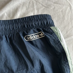 Adidas byxor - Byxor från Adidas. Säljer då jag inte längre använder dem. Finns en liten fläck på vänstra låret som inte går bort, men är knappt synlig.   Nypris: ca 599kr 