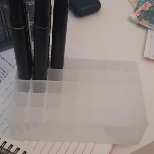 Penhållare  - Jag har denna pennhållare som jag inte använder längre, har bara använt ett par gånger DM FÖR ATT KÖPA!! Priset är inte inklusive frakt och pennorna går att köpa med jag har mycket andra flera såna pennor