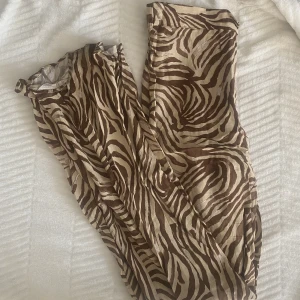 Bruna byxor  - Mönstrade byxor från Pull&Bear, storlek M men skulle säga mer S.