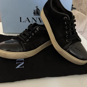 Lanvin skor - Lanvin cap toe sneakers svarta - storlek  UK8/43 - skorna är i hyfsat bra skick men sulan är lite gul. Nypris 4299kr - endast dustbag följer med.