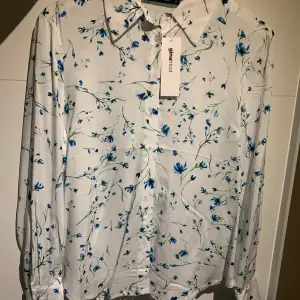 Blommig skjorta helt ny med lappen kvar! Är inte min stil längre, därav säljs! 🌸💞klicka gärna på köp nu eller kontakta 🩷🦋🌸