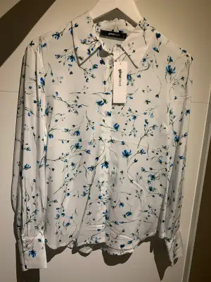 Blommig skjorta helt ny med lappen kvar! Är inte min stil längre, därav säljs! 🌸💞klicka gärna på köp nu eller kontakta 🩷🦋🌸