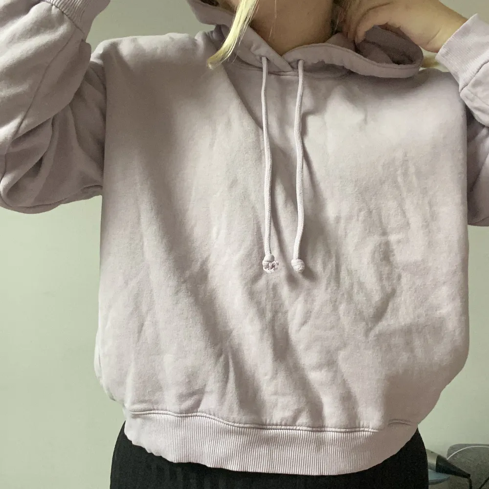Fin lila hoodie från H&M i storlek M 🫶🏼. Hoodies.