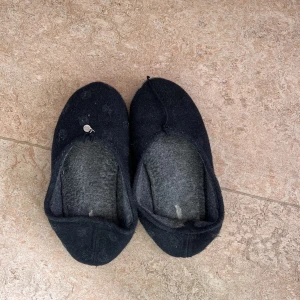 Hemma Svarta tofflor  - Svarta tofflor diamanten på ena tofflan är av