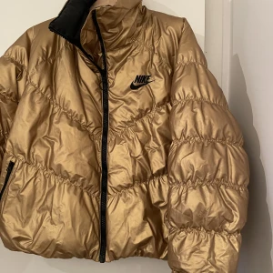 Nike puffer jacket  - Använd som en oversized puffer från Nike