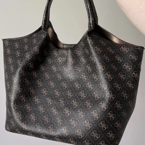 Väska - Guess väska, nyskick! Använd gärna köp nu!