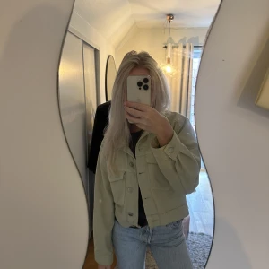 grön jacka - grön jeansjacka från gina, knappt använd