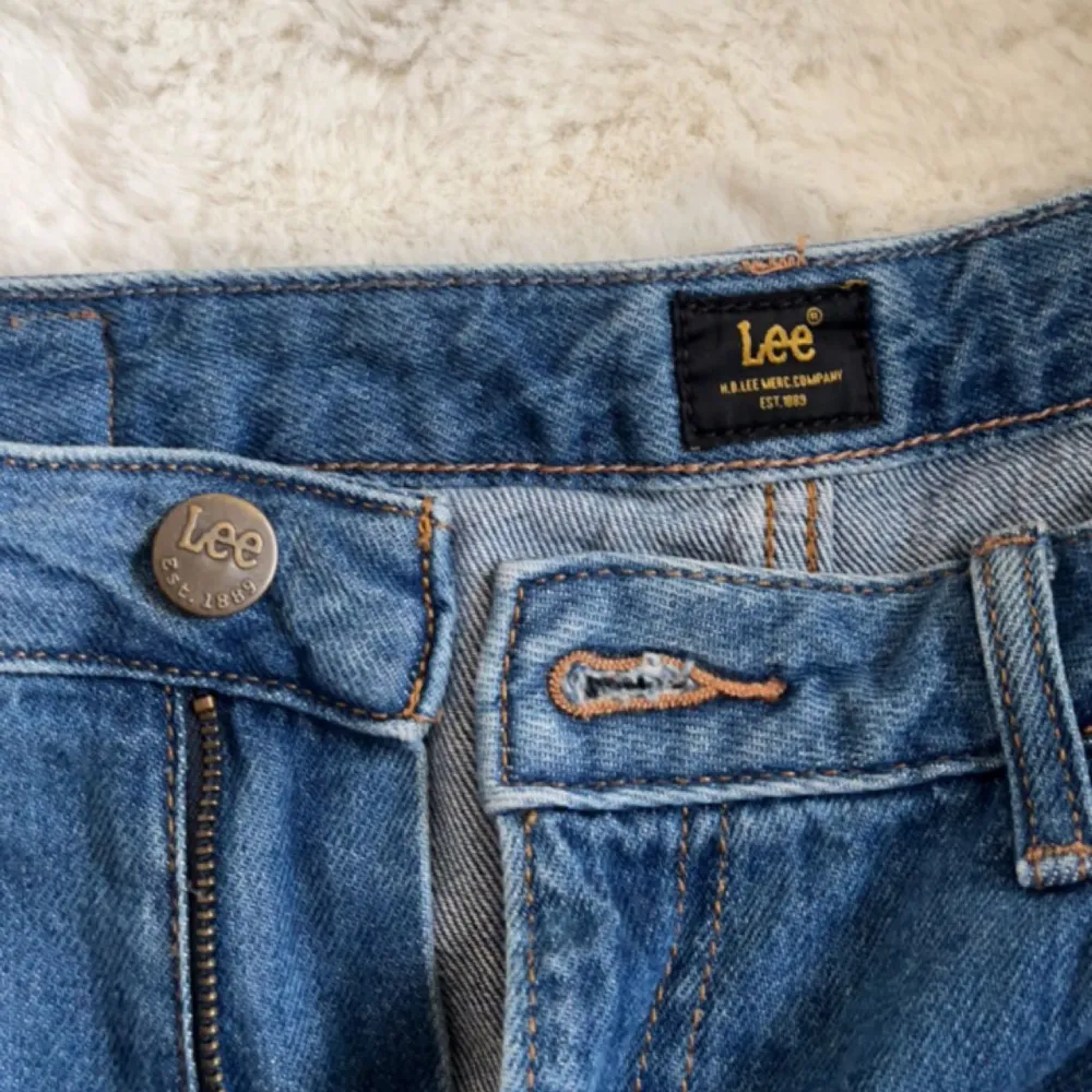 Jättesnygga jeans från Lee 💞 knappt använda på grund av att de inte är min stil, köpta för 750. Jeans & Byxor.