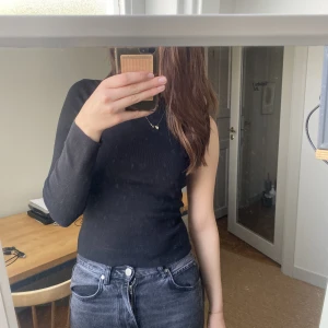 One shoulder fest topp - Svart fest topp med en ärm från mango, använd endast en gång. Köpt för typ 400