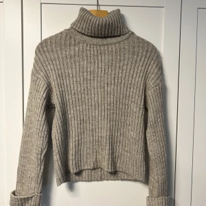 Stickad POLO tröja  - Säljer pågrund av rensning för flytt. En stickad polotröja från NA-KD i storlek XS. Nästan aldrig använd. Köparen står för frakten.