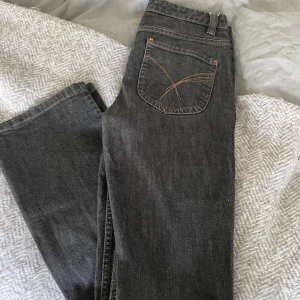Grå bootcut jeans - Säljer dessa jeansen från lindex. Mid/low. 