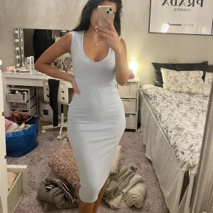 Baby blå klänning  - En klänning köpt från h&m, i storlek 34. Jätte härlig färg. Använd ett fåtal ggr men fortfarande i gott skick. Inga defekter.