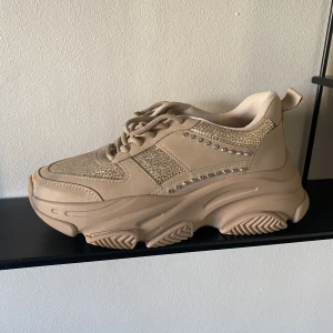 Steve Madden bling sneakers - Sprillans nya beiga Steve Madden sneakers i storleken 38. Aldrig använda eller testade. Säljes pga flytt och att jag har ett par likadana i svart 🥰  Nypris 1600:- Säljes för 1000:-