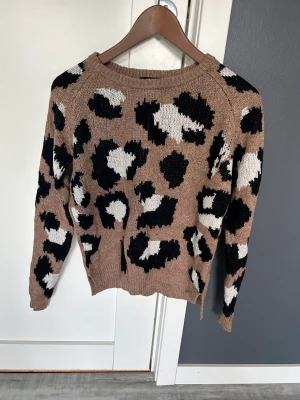 Tröja - Tröja från Lindex använd 2 gånger. Fin mönster och skönt material.
