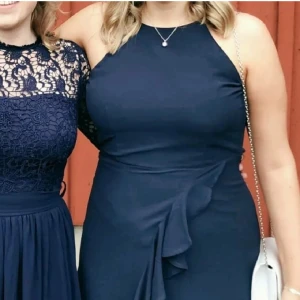 Långklänning - Mörkblå långklänning. Endast använd en gång. Sydd i ryggen men går att ta bort enkelt.