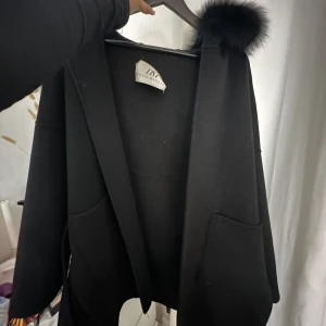 Kappa från Dennis Maglic! - En svart kappa i medellängd. Väldigt fin och fräsch. Använd men känns som ny! nypris: 5999