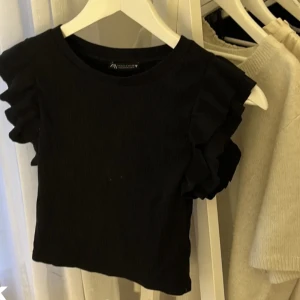 Volangtopp från zara - En svart volang topp från zara som aldrig har kommit till användning ❤️(lånad bild) 