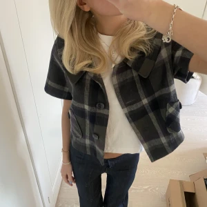 Kortärmad jacka  - Så sjukt snygg kortärmad jacka från märket salko, storlek 44 men det är kostymstorlek vilket motsvarar ungefär S i vanliga storlekar🥰