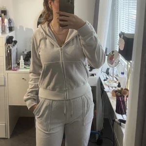 Juicy Couture set - Säljer ett grått juicy set i cotton rich material. Båda är i strl M, koftan är aldrig använd. Byxorna har använts några gånger och metall sakerna har blivit lite missfärgade. Skriv för fler bilder och info. Köpta för 1200 säljer för 750🫶🏻 (kan diskuteras) 