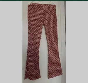Bootcut byxa strl xs  - Nyskick endast provade och tvättade  Strl xs  Mönstrade  köparen står för frakten 🤗