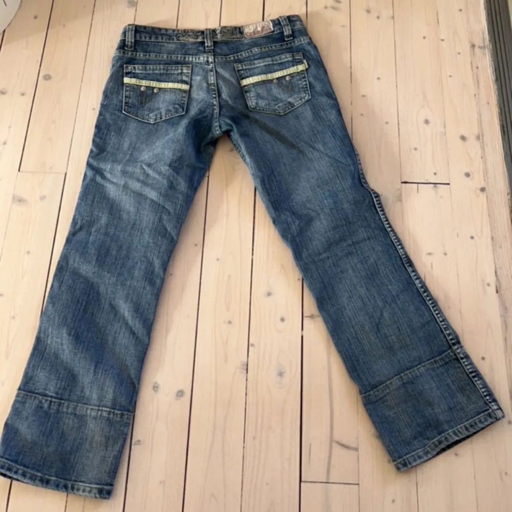 Vintage jättefina vondutch jeans. För korta för mig därför jag säljer, jag är 165. Lågmidjade bootcut. Inga fläckar eller skador på💞. Jeans & Byxor.