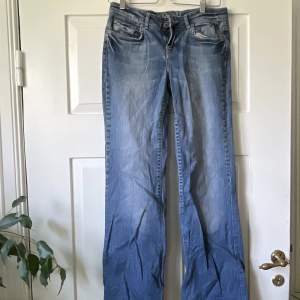 Snygga lågmidjade jeans. Köpta på plick och endast använda några få gånger av mig då de inte riktigt passade. Jättesnygga med fina detaljer på bakfickorna. Står ingen storlek men skulle gissa på 34/36.