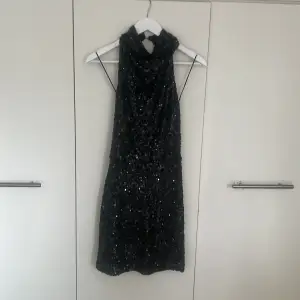 Jättefin paljett klänning som aldrig är använd🥰 Nypris 500kr, säljer för 300kr❤️