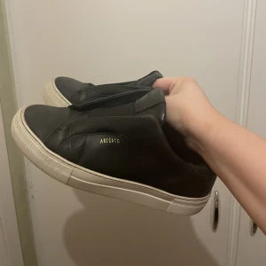 Axel Arigato sneakers - Högst bud: 800kr  Axel arigato sneakers i svart läder, storlek 38. Nypris 2550kr, säljer för 650 då de är i använt skick 😊