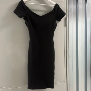 Klänning  - Klänning från Rut&Circle med korsad rygg. 