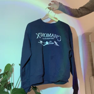 Tjocktröja - En blå tjocktröja i storlek xs men skulle säga att den är lite baggy som xs. Mer som M. Använd 5-6 gånger 