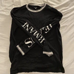 Vintage Armani jeans tröja - Säljer en vintage Armani jeans långärmad tröja i strl XL, passar dock L 