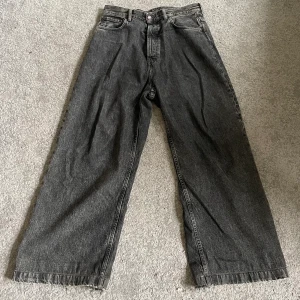 Acne studios baggy jeans - 1989 grime black Kostar 400€ nya Riktigt bra kvalite Omsydda längst nere för o bli lite kortare Originelt 31 30 Skadade längs ner kom för bilder