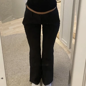 Lågmidjade kostymbyxor - Lågmidjade kostymbyxor med slits från bikbok. Storlek 34 nyskick. Nypris 499kr🩷se mått på sista sliden!🫶Först till kvarn 