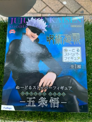 Satoru Gojo - Helt ny oöppnad satoru figure. Skriv om ni vill köpa. Köparen står för frakt 69kr via postnord