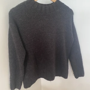 Stickad tröja  - Fin mörkgrå stickad tröja från Cubus. Storlek S