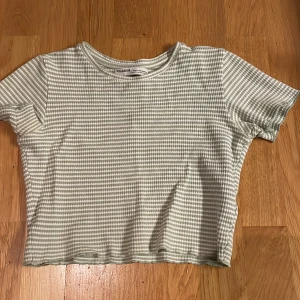 Tröja  - Säljer denna tröja från pull and bear. Är i fint skick!