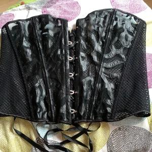 Läderkorsett - Korsett i läderimitation, storlek L-XL. Snörena är långa så man kan anpassa den efter sin storlek Säljer för att den är för stor för mig💞