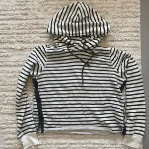 Randig hoodie från Abercrombie🥰Pris kan diskuteras!