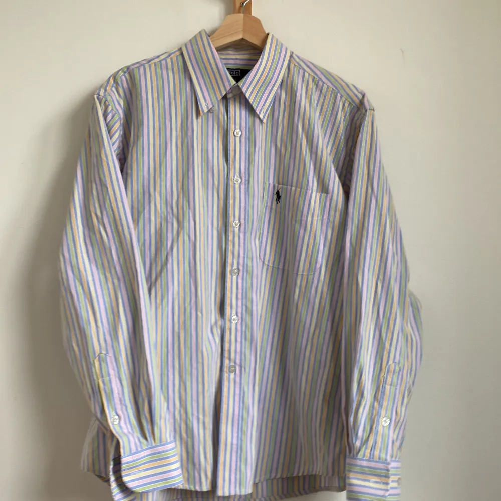 Polo Ralph Lauren (har själv köpt den secondhand så kan tyvärr inte bekräfta äktheten). 100% bomull🤍. Skjortor.
